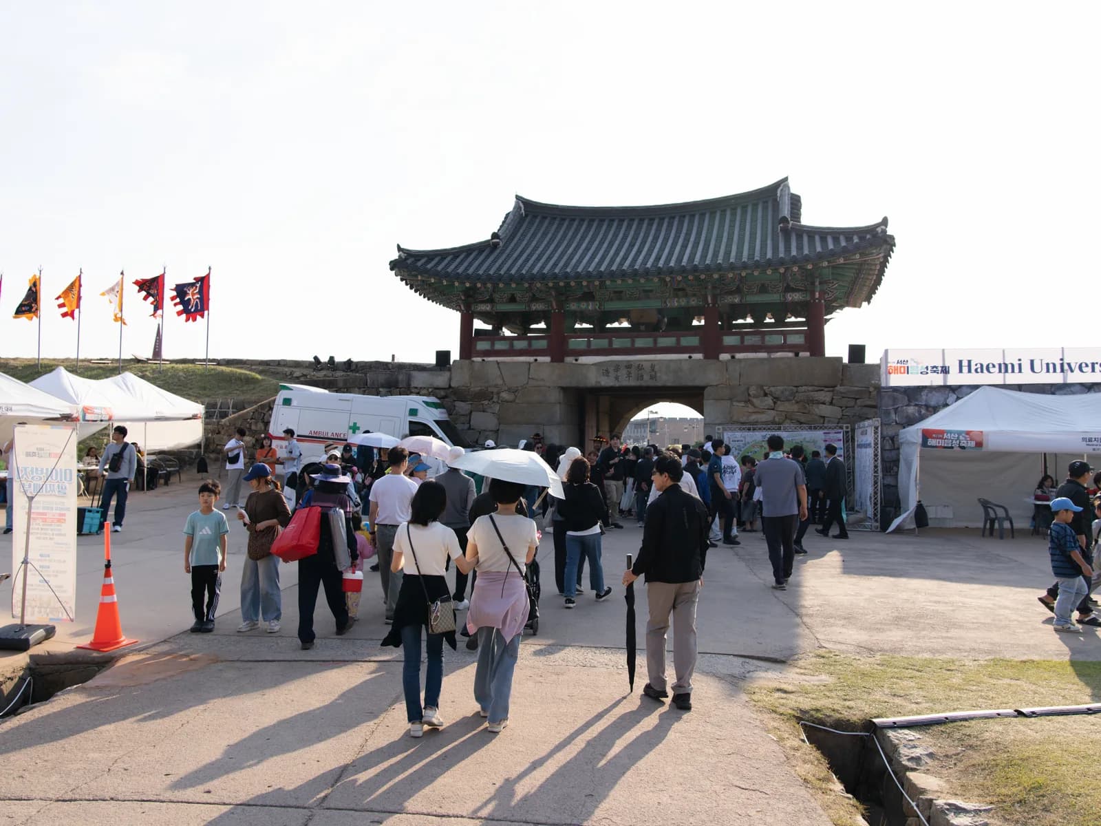 방문객이 오가는 해미읍성 진남문 앞 축제 현장