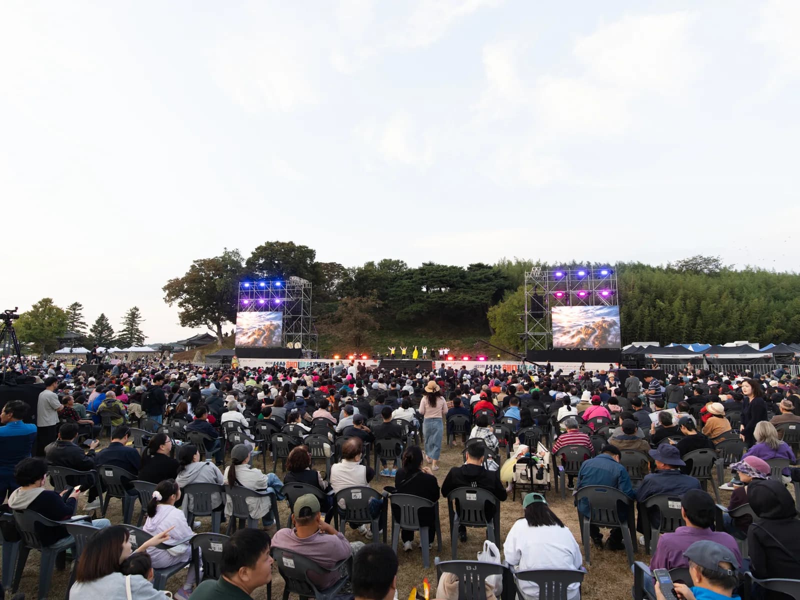 해미읍성 축제 야외 무대와 관람객
