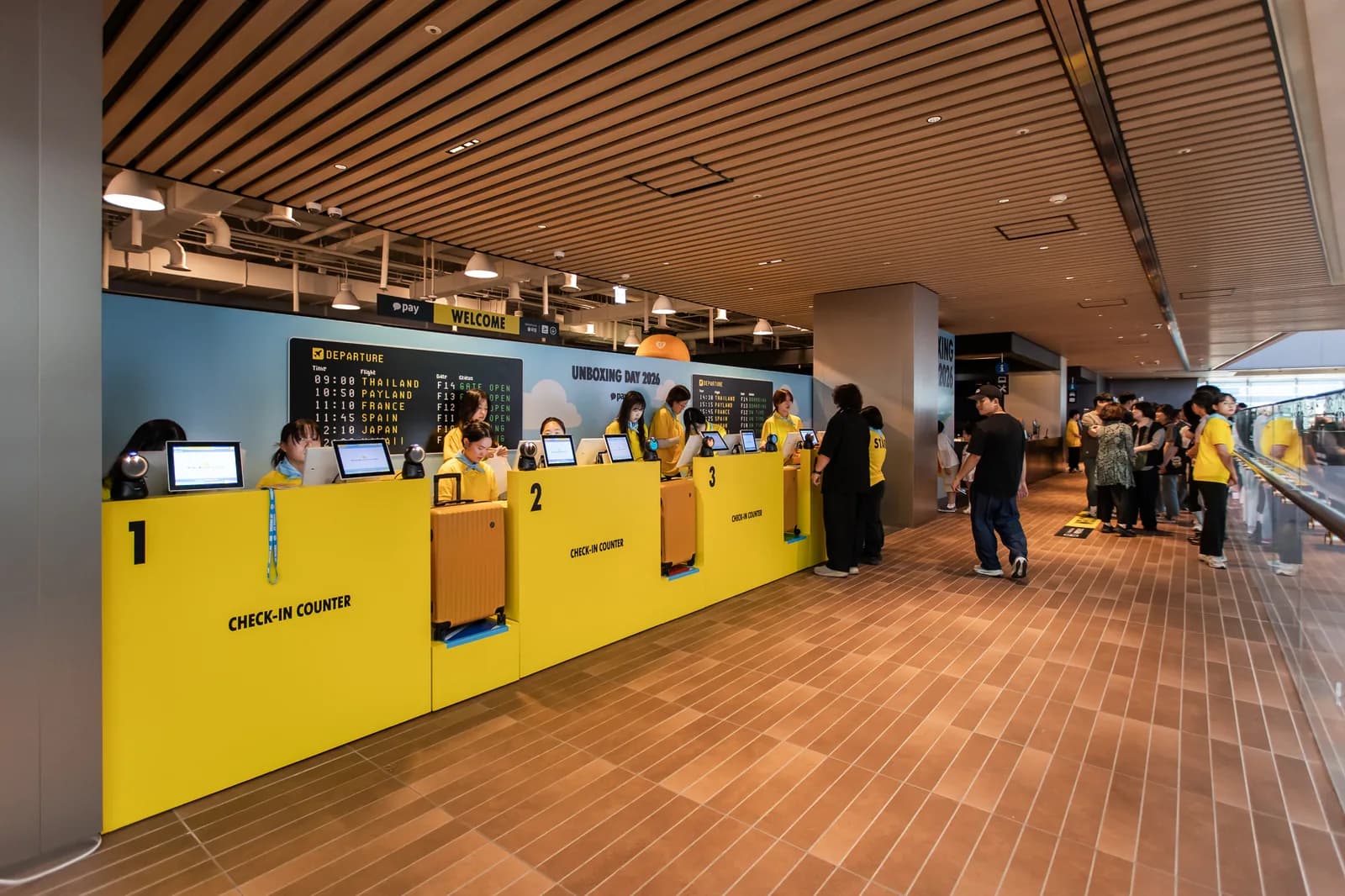 Staff and participants facing each other at the Kakao Pay Unboxing Day check-in desk