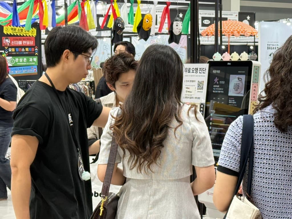 행사장에서 인터랙티브 키오스크를 이용하는 참가자