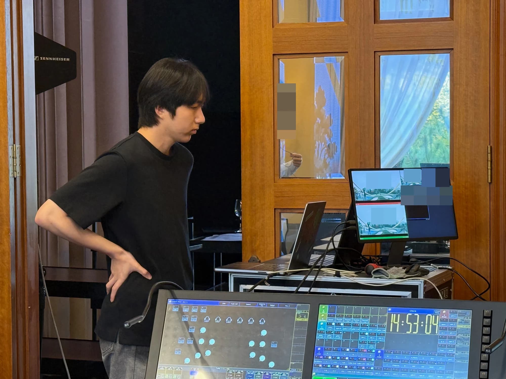 송출용 PC와 모니터를 확인하는 현장 운영자