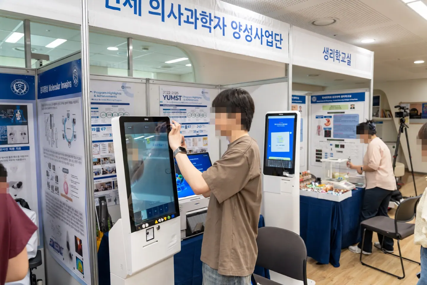학생이 제7회 진로선택박람회 포토부스 화면을 사용하는 모습