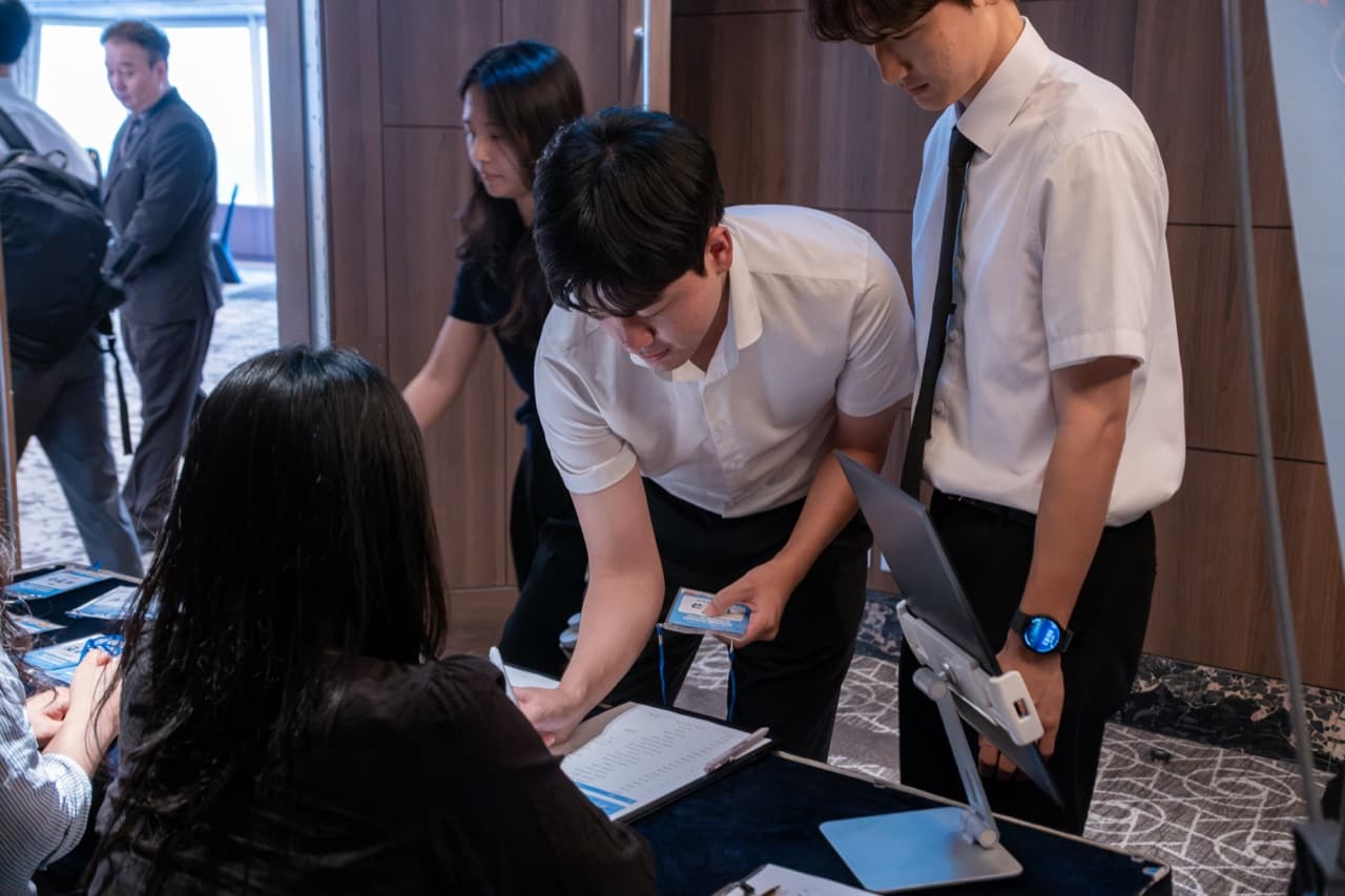 롯데호텔 서울 등록 데스크에서 참석자 명단을 확인하는 스태프