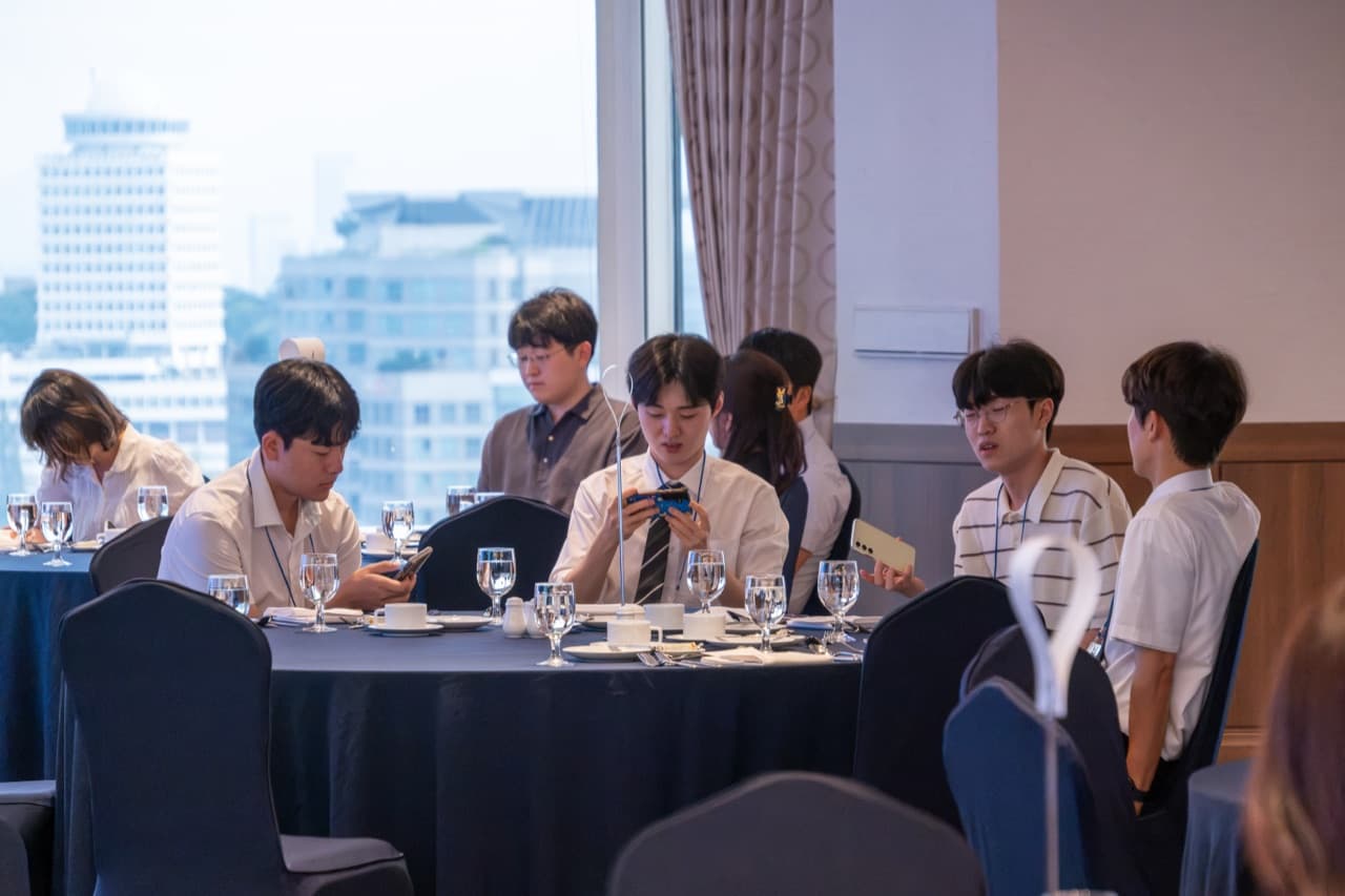 지역사회 연계강화 임상실습 평가회 시작 전 원형 테이블에서 대화를 나누는 참석자들