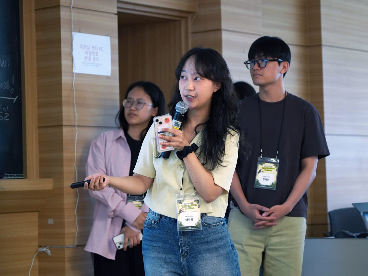 대형 화면 앞에서 의료 AI 팀 프로젝트 결과를 발표하는 학생