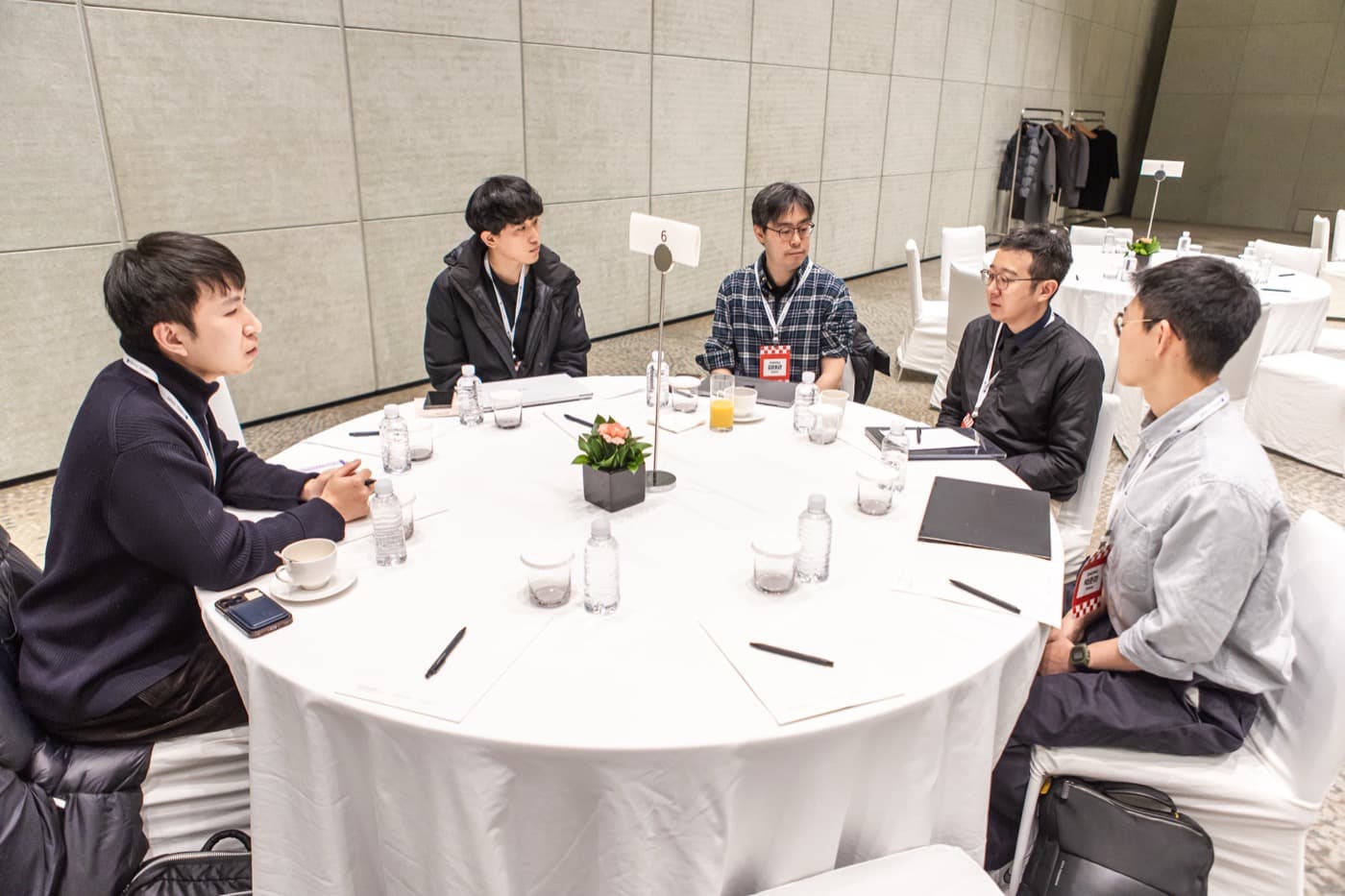 의사과학자 워크숍 라운드 테이블 토론 — 원형 테이블에 앉은 참석자들이 대화를 나누는 모습