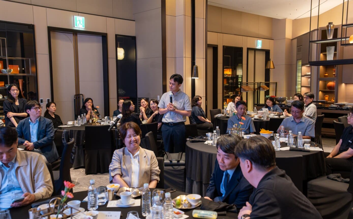 Yonsei Medicine RISE participants talking around round tables during open networking