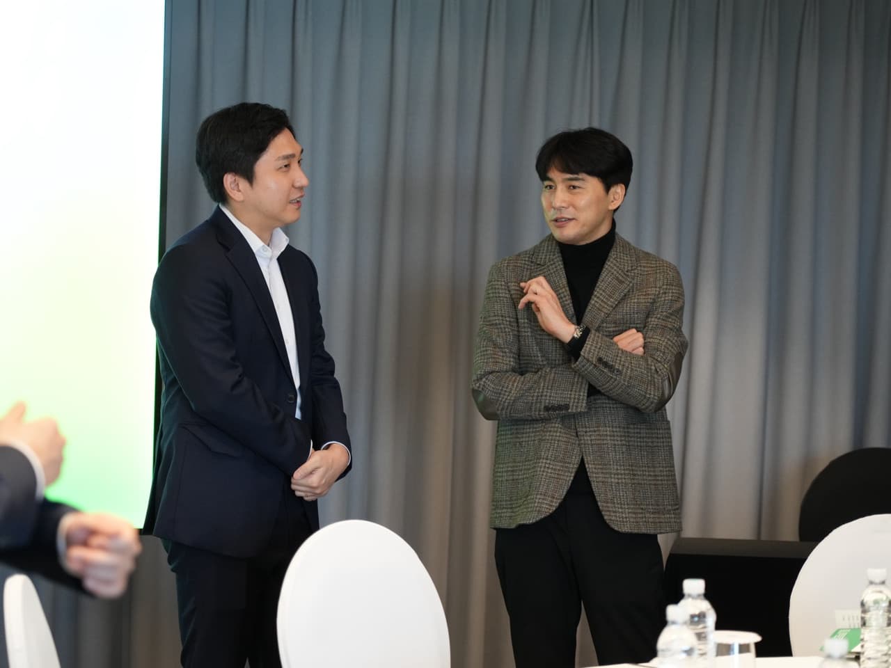 국제 심포지엄 행사장에서 대화를 나누는 참석자들